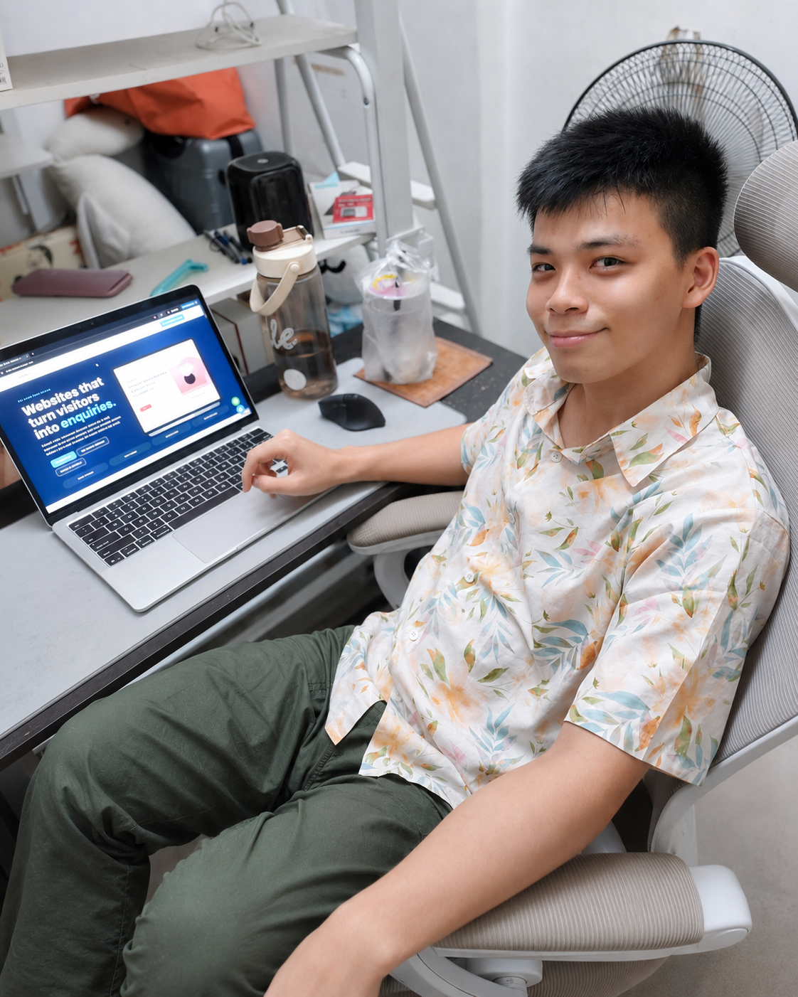 Yao Hong sedang membina projek reka bentuk website di Malaysia